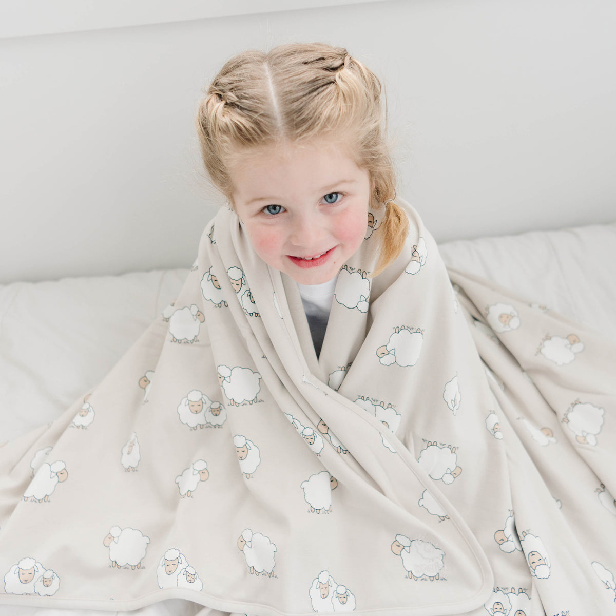 ToddlerBlanketSheep_model4squa